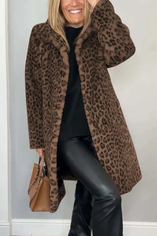 Malina – stilvoller Wintermantel mit dezentem Leo-Print